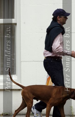 Amsterdam 30 mei 2007
Edwin de Roy v Zuydewijn met zijn hond op straat.