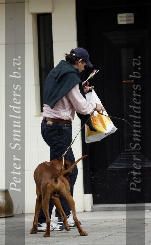 Amsterdam 30 mei 2007
Edwin de Roy v Zuydewijn met zijn hond op straat.