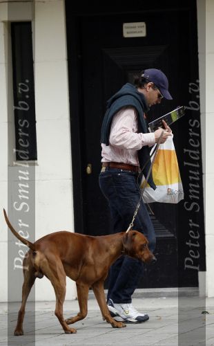 Amsterdam 30 mei 2007
Edwin de Roy v Zuydewijn met zijn hond op straat.