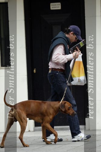 Amsterdam 30 mei 2007
Edwin de Roy v Zuydewijn met zijn hond op straat.