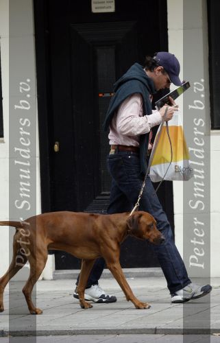 Amsterdam 30 mei 2007
Edwin de Roy v Zuydewijn met zijn hond op straat.