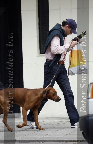 Amsterdam 30 mei 2007
Amsterdam 30 mei 2007
Edwin de Roy v Zuydewijn met zijn hond op straat.