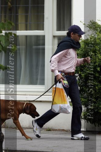 Amsterdam 30 mei 2007
Edwin de Roy v Zuydewijn met zijn hond op straat.