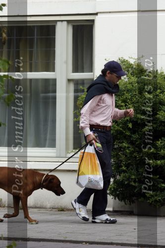 Amsterdam 30 mei 2007
Edwin de Roy v Zuydewijn met zijn hond op straat.