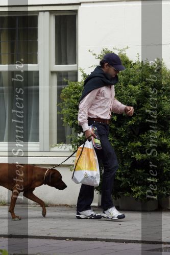 Amsterdam 30 mei 2007
Edwin de Roy v Zuydewijn met zijn hond op straat.