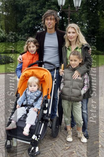 Kaatsheuvel 17 juni 2007
Bn ers in de efteling. Elle v Rijn met kaja Wolfers en kinderen