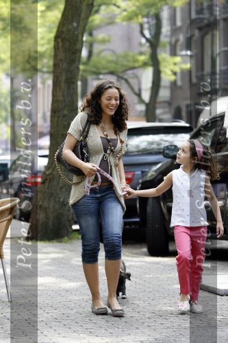 Amsterdam 7 juni 2007
Een zwangere Fajah Lourens met haar hondje en dochter aan het winkelen.