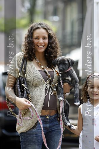 Amsterdam 7 juni 2007
Een zwangere Fajah Lourens met haar hondje en dochter aan het winkelen.