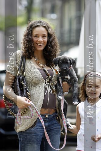 Amsterdam 7 juni 2007
Een zwangere Fajah Lourens met haar hondje en dochter aan het winkelen.