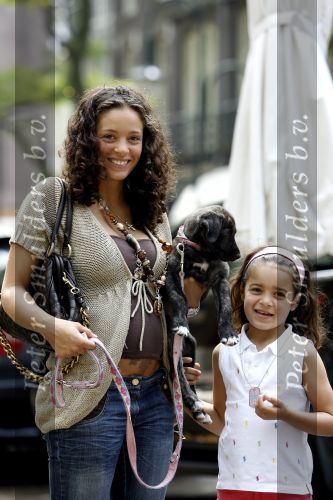 Amsterdam 7 juni 2007
Een zwangere Fajah Lourens met haar hondje en dochter aan het winkelen.