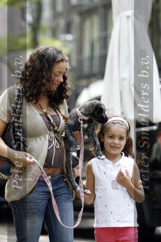Amsterdam 7 juni 2007
Een zwangere Fajah Lourens met haar hondje en dochter aan het winkelen.