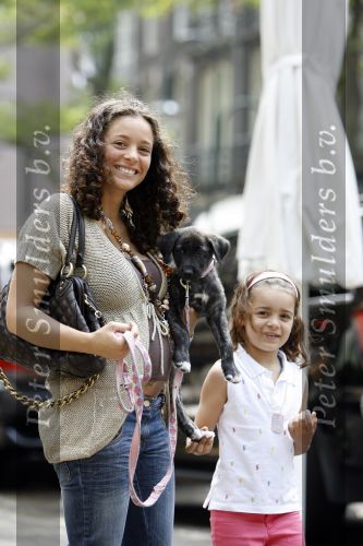 Amsterdam 7 juni 2007
Een zwangere Fajah Lourens met haar hondje en dochter aan het winkelen.