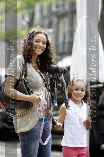Amsterdam 7 juni 2007
Een zwangere Fajah Lourens met haar hondje en dochter aan het winkelen.