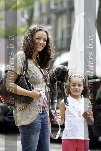 Amsterdam 7 juni 2007
Een zwangere Fajah Lourens met haar hondje en dochter aan het winkelen.
