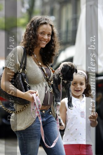 Amsterdam 7 juni 2007
Een zwangere Fajah Lourens met haar hondje en dochter aan het winkelen.