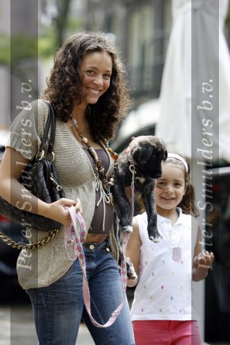 Amsterdam 7 juni 2007
Een zwangere Fajah Lourens met haar hondje en dochter aan het winkelen.