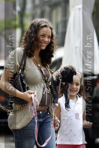 Amsterdam 7 juni 2007
Een zwangere Fajah Lourens met haar hondje en dochter aan het winkelen.