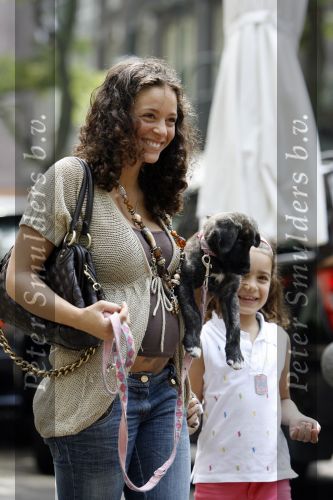 Amsterdam 7 juni 2007
Een zwangere Fajah Lourens met haar hondje en dochter aan het winkelen.