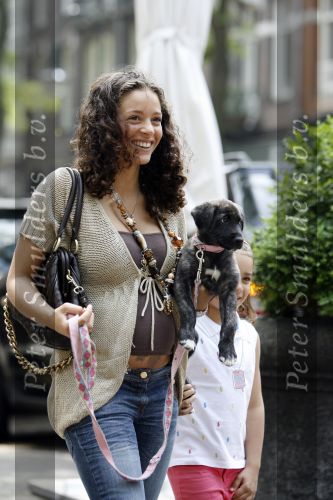 Amsterdam 7 juni 2007
Een zwangere Fajah Lourens met haar hondje en dochter aan het winkelen.