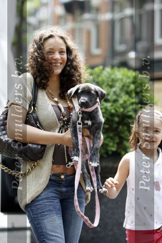 Amsterdam 7 juni 2007
Een zwangere Fajah Lourens met haar hondje en dochter aan het winkelen.