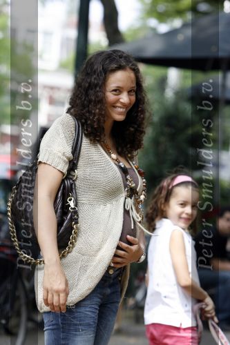 Amsterdam 7 juni 2007
Een zwangere Fajah Lourens met haar hondje en dochter aan het winkelen.