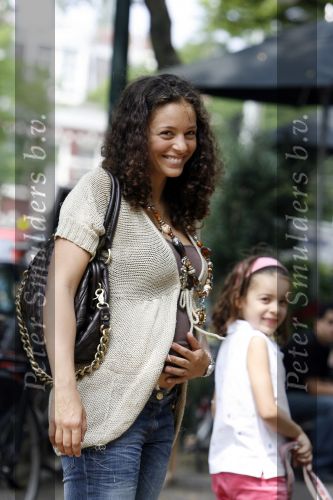 Amsterdam 7 juni 2007
Een zwangere Fajah Lourens met haar hondje en dochter aan het winkelen.
