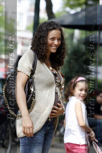 Amsterdam 7 juni 2007
Een zwangere Fajah Lourens met haar hondje en dochter aan het winkelen.