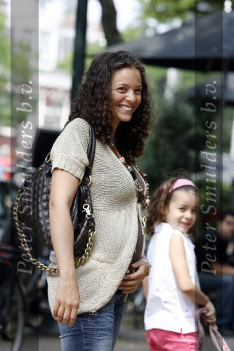 Amsterdam 7 juni 2007
Een zwangere Fajah Lourens met haar hondje en dochter aan het winkelen.