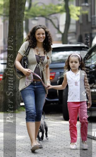 Amsterdam 7 juni 2007
Een zwangere Fajah Lourens met haar hondje en dochter aan het winkelen.