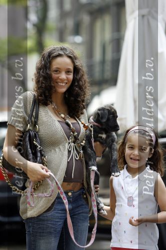 Amsterdam 7 juni 2007
Een zwangere Fajah Lourens met haar hondje en dochter aan het winkelen.