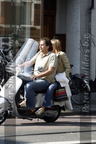 Amsterdam 2 juni 2007
Gallyon v Vessem met haar nieuwe vriend op terras en vespa scooter.
