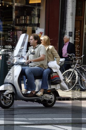 Amsterdam 2 juni 2007
Gallyon v Vessem met haar nieuwe vriend op terras en vespa scooter.