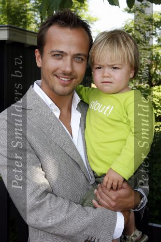 Ouderkerk aan de Amstel 24 mei 2007
Geert Hoes met zijn zoon Robijn en vriendin Manuela bij presentatie kinderkleding lijn Lief van Geert Hoes.