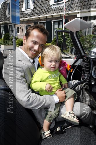 Ouderkerk aan de Amstel 24 mei 2007
Geert Hoes met zijn zoon Robijn en vriendin Manuela bij presentatie kinderkleding lijn Lief van Geert Hoes.