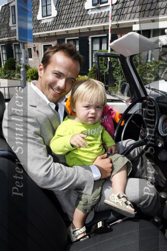 Ouderkerk aan de Amstel 24 mei 2007
Geert Hoes met zijn zoon Robijn en vriendin Manuela bij presentatie kinderkleding lijn Lief van Geert Hoes.