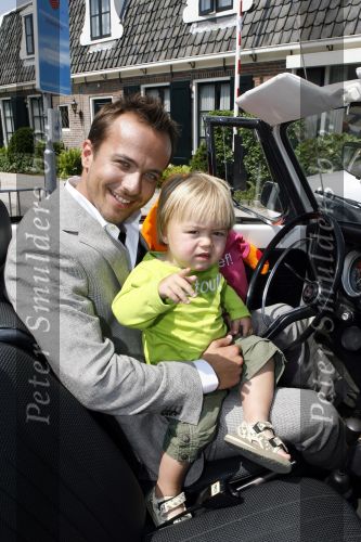 Ouderkerk aan de Amstel 24 mei 2007
Geert Hoes met zijn zoon Robijn en vriendin Manuela bij presentatie kinderkleding lijn Lief van Geert Hoes.