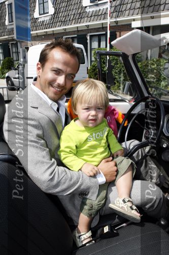Ouderkerk aan de Amstel 24 mei 2007
Geert Hoes met zijn zoon Robijn en vriendin Manuela bij presentatie kinderkleding lijn Lief van Geert Hoes.