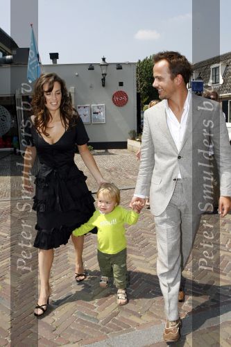 Ouderkerk aan de Amstel 24 mei 2007
Geert Hoes met zijn zoon Robijn en vriendin Manuela bij presentatie kinderkleding lijn Lief van Geert Hoes.