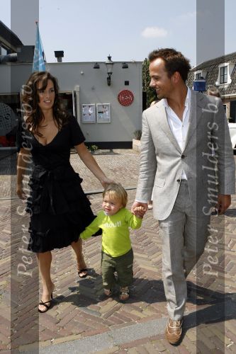 Ouderkerk aan de Amstel 24 mei 2007
Geert Hoes met zijn zoon Robijn en vriendin Manuela bij presentatie kinderkleding lijn Lief van Geert Hoes.