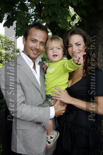 Ouderkerk aan de Amstel 24 mei 2007
Geert Hoes met zijn zoon Robijn en vriendin Manuela bij presentatie kinderkleding lijn Lief van Geert Hoes.