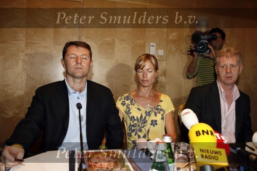 Amsterdam 7 juni 2007
De ouders van de ontvoerde Madeleine Mc Cann geven persconferentie in het Hilton. Gerry en Kate Mc Cann zijn op doorreis in Europa om overal aandacht te krijgen voor de ontvoering.
Peter Smulders bv