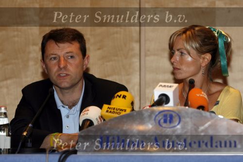 Amsterdam 7 juni 2007
De ouders van de ontvoerde Madeleine Mc Cann geven persconferentie in het Hilton. Gerry en Kate Mc Cann zijn op doorreis in Europa om overal aandacht te krijgen voor de ontvoering.