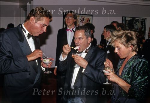 Amsterdam, 15 Oktober 1992
Gert Jan Droge samen met zijn vriend Ischa Meijer en zijn vriendin en schrijfster Connie Palmen
