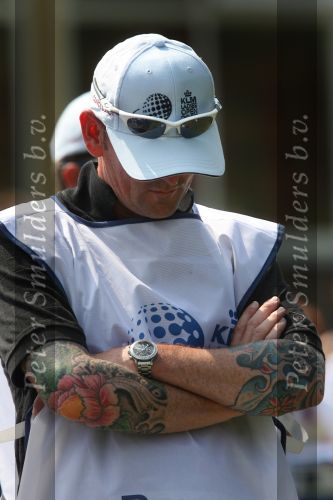 Golfcaddy met een grote tatoeage