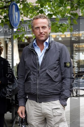 Amsterdam 12 mei 2007
Gordon winkelend op de pc hooftstraat met Christine Kroonenberg . Op straat kwam hij 4 dames tegen met by Gordon shirts.
