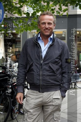 Amsterdam 12 mei 2007
Gordon winkelend op de pc hooftstraat met Christine Kroonenberg . Op straat kwam hij 4 dames tegen met by Gordon shirts.
