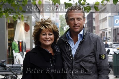 Amsterdam 12 mei 2007
Gordon winkelend op de pc hooftstraat met Christine Kroonenberg . Op straat kwam hij 4 dames tegen met by Gordon shirts.