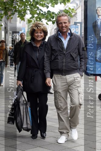 Amsterdam 12 mei 2007
Gordon winkelend op de pc hooftstraat met Christine Kroonenberg . Op straat kwam hij 4 dames tegen met by Gordon shirts.