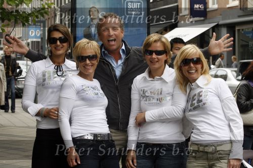 Amsterdam 12 mei 2007
Gordon winkelend op de pc hooftstraat met Christine Kroonenberg . Op straat kwam hij 4 dames tegen met by Gordon shirts.
