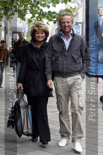 Amsterdam 12 mei 2007
Gordon winkelend op de pc hooftstraat met Christine Kroonenberg . Op straat kwam hij 4 dames tegen met by Gordon shirts.